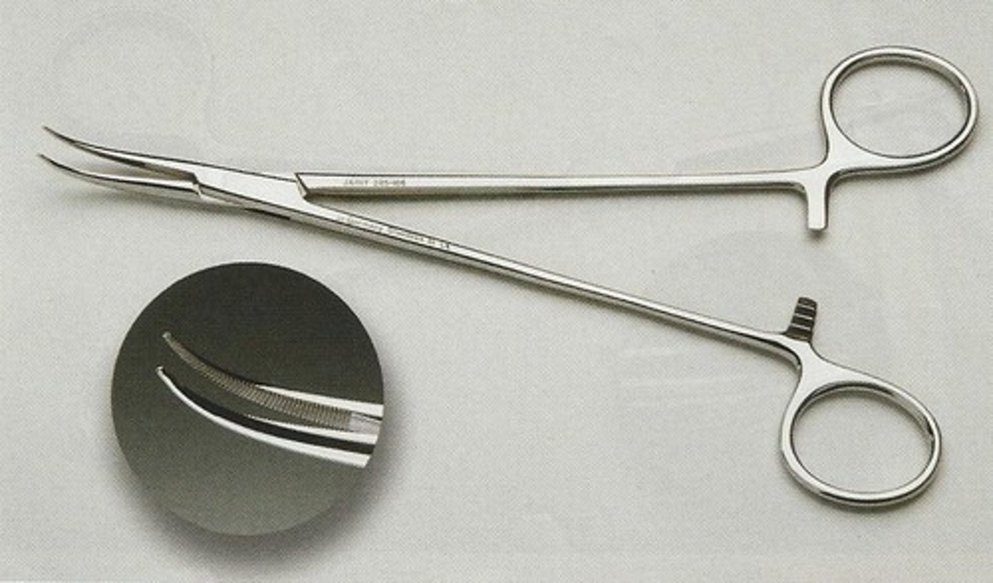 <p>This instrument has two closed finger rings and it is used to clamp deep blood vessels.</p>