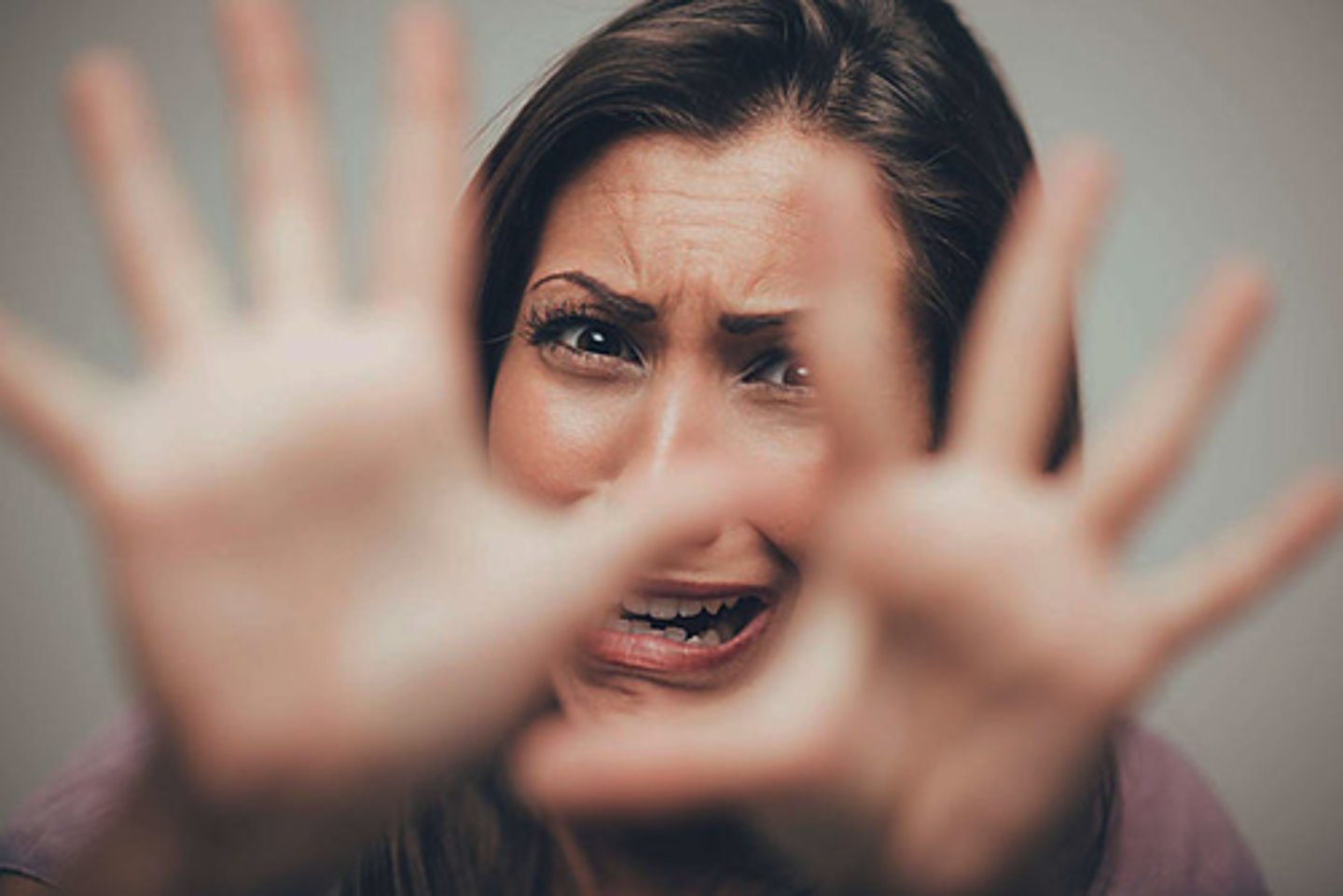 <p>sống trong nỗi sợ hãi thường trực</p><p>ex: Refugees often live in constant fear of being deported.</p>
