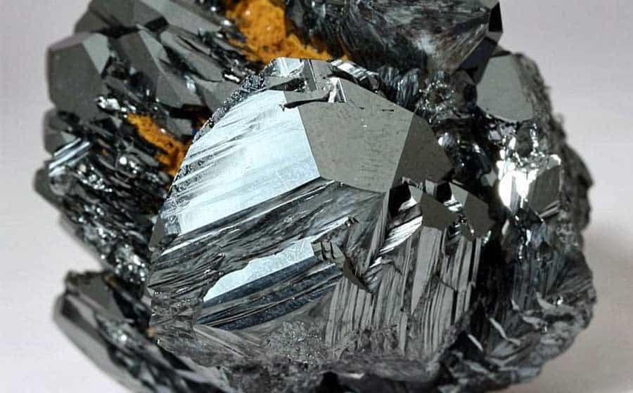 <p>Puede presentarse con brillo metálico y color gris acero a negro (especularita) o como masas terrosas de color rojo. Su rasgo diagnóstico es la raya de color rojo cereza o rojo parduzco. Dureza 5-6.5.</p>