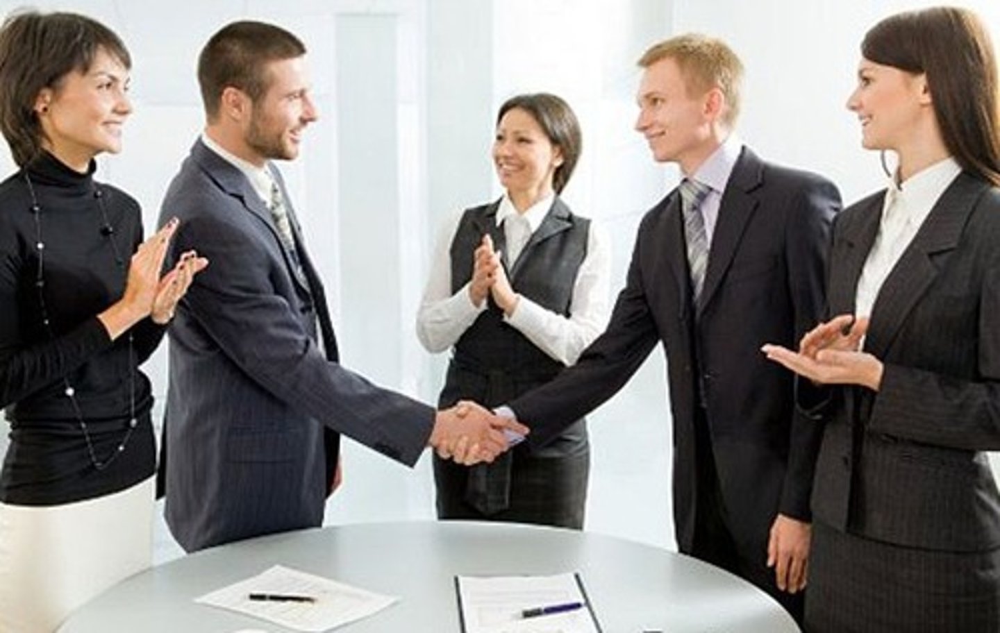 <p>to agree on something (unformally)</p>