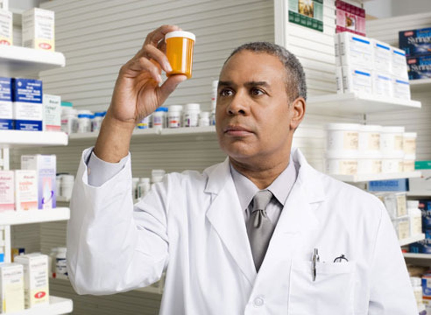 <p>prepares medicine in a pharmacy or hospital and explains how to take it</p>