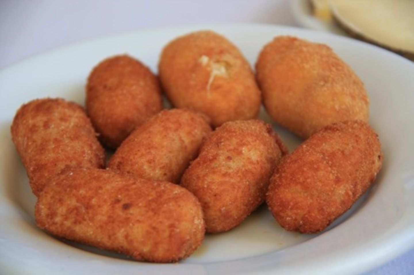 <p>Son una porción de masa llena de carne o queso frito. Son una tapa muy popular en España.</p>