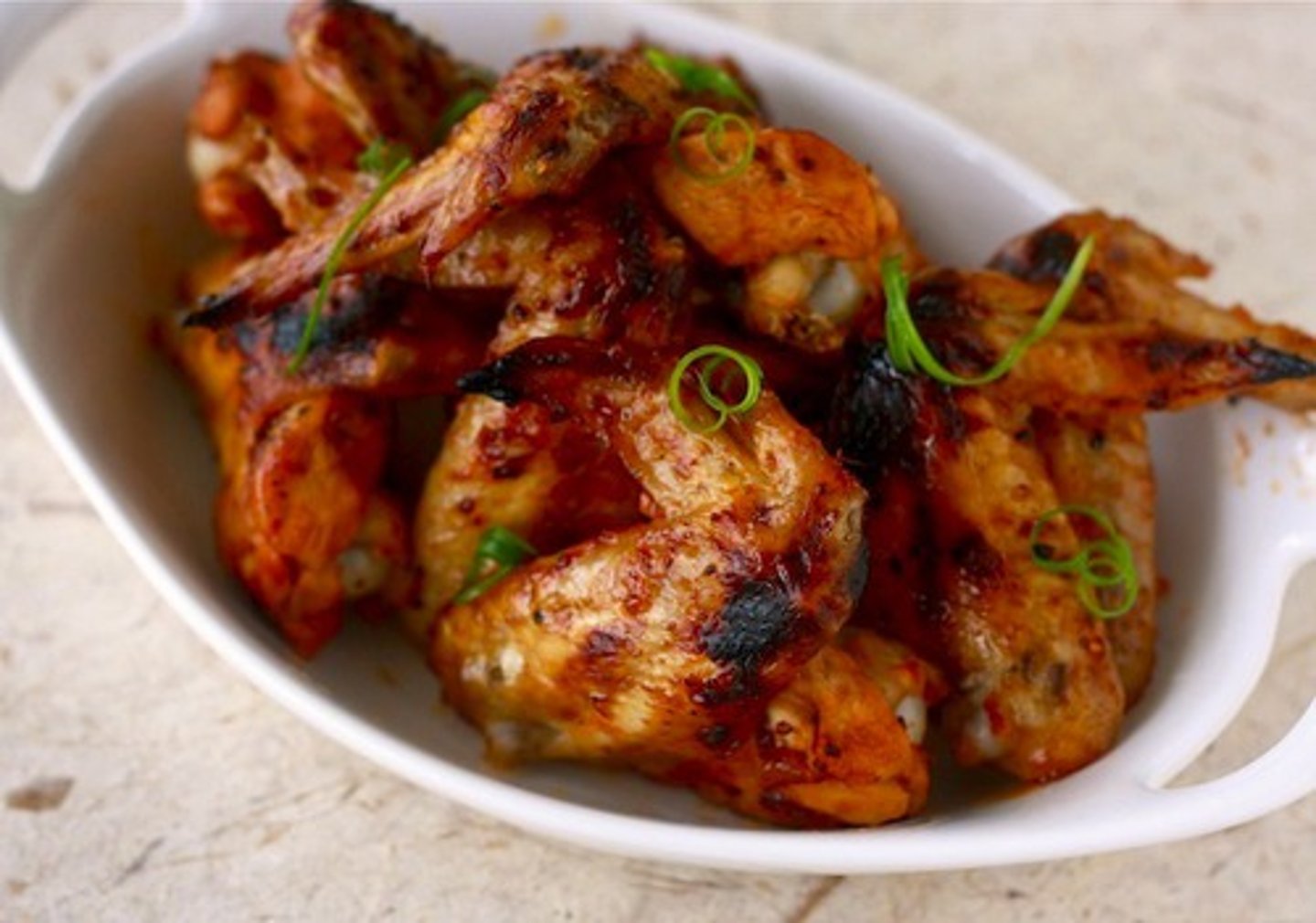 <p>(n) cánh gà</p>