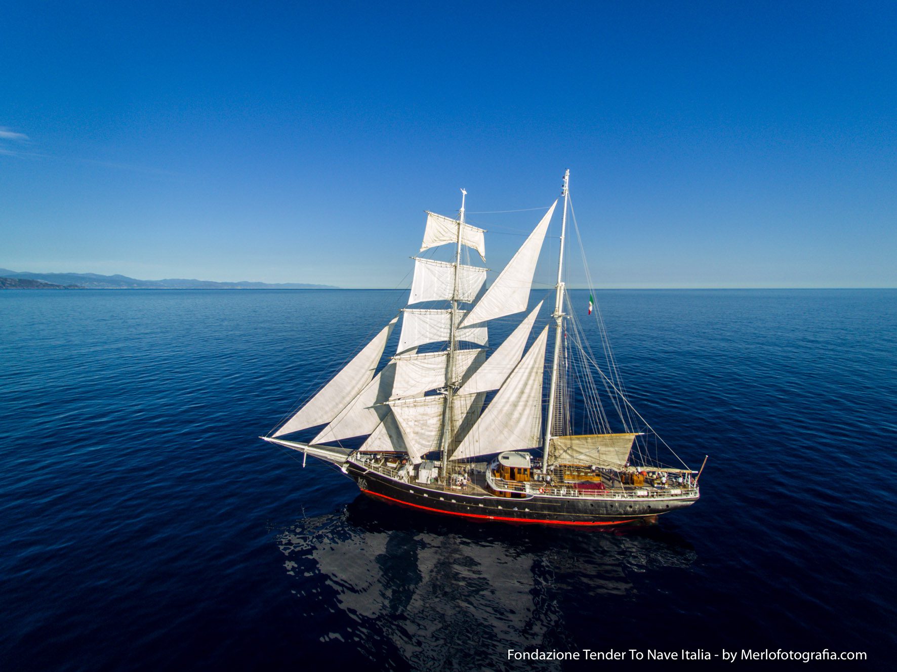 <p>ship/ boat (n) </p>