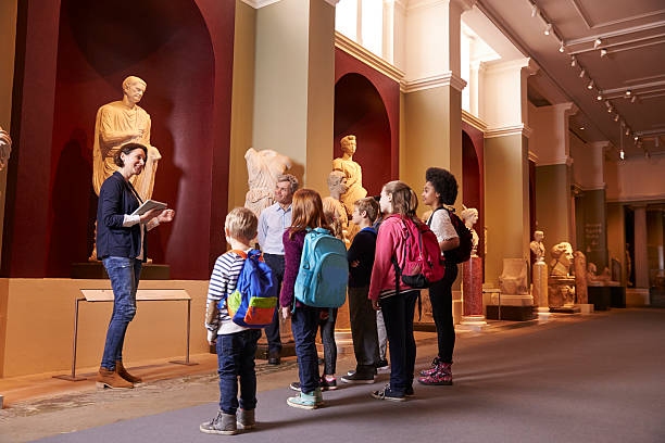 <p><strong>museum</strong></p><p>/mjuːˈziːəm/ Noun</p>