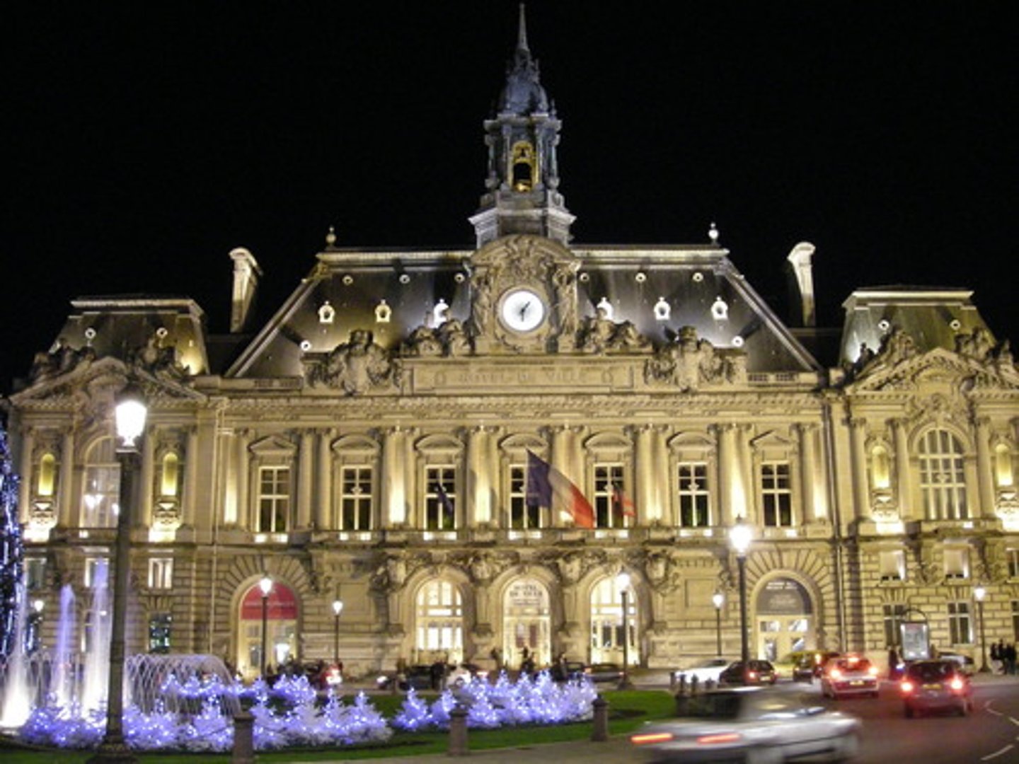 <p>Town Hall</p><p>Il y a un rassemblement devant la mairie aujourd'hui</p>