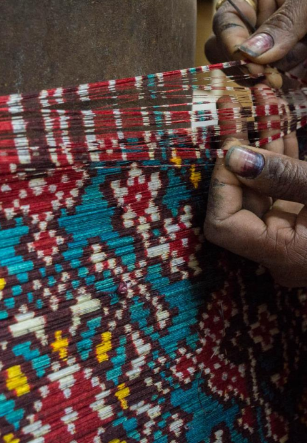 <p><strong>HANDLOOM</strong></p>