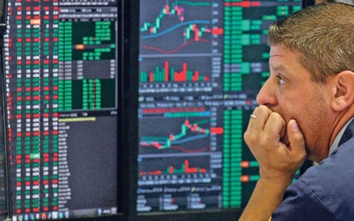 <p>(n) khủng hoảng tài chính</p><p>example: The company collapsed amid ___.</p>