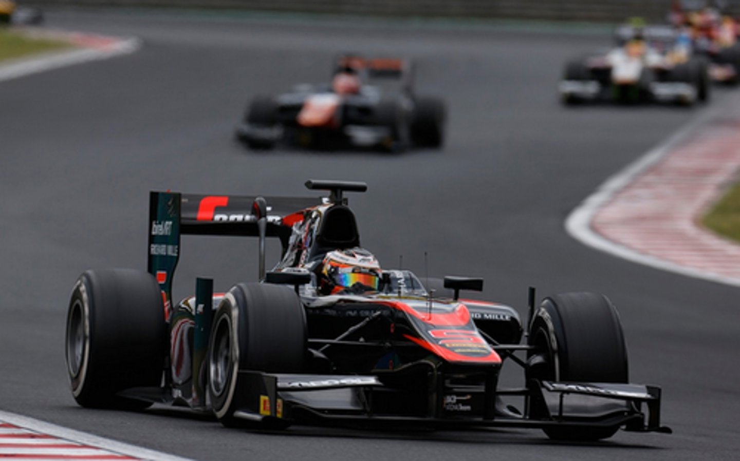 <p>de omstandigheid dat je eerder bent dan een ander (tegenstelling: de achterstand)</p>