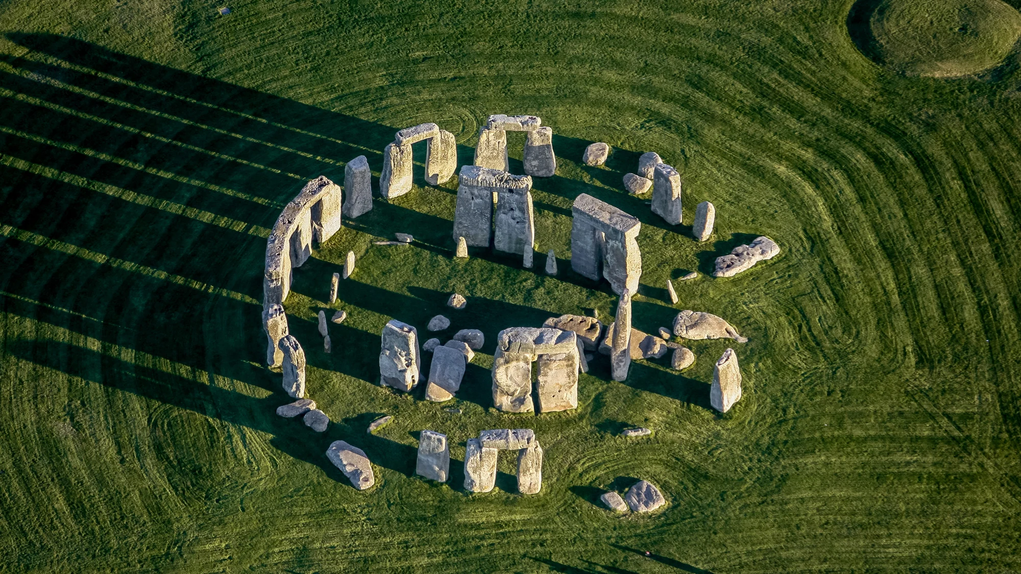 <p><span style="font-family: PT Sans Narrow, sans-serif">8 - Stonehenge. Wiltshire, England. 2,500-1,600 BCE. Sandstone</span></p><ul><li><p>A cromlech formed by various trilithons</p></li><li><p>Believed order of contstruction: henge built 3100BCE with Aubrey holes, 2900BCE rural area, 2500BCE Sarsen stones*</p></li><li><p>The structure has alignment with the solstices</p></li><li><p>Axis leading into the center</p></li></ul><p></p>