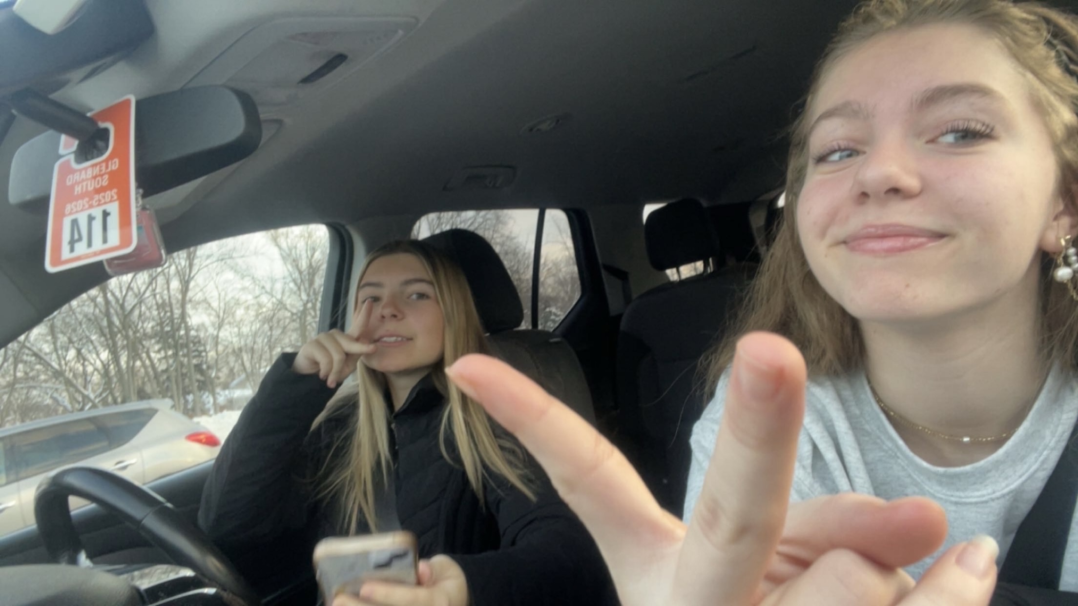 <p>takes</p><p>Mollie takes me to school.</p>