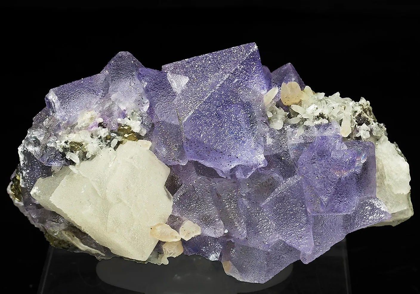 <p>Luster that appears as a bright, smooth, reflection of transparent or transluscent material that appears as glass</p>