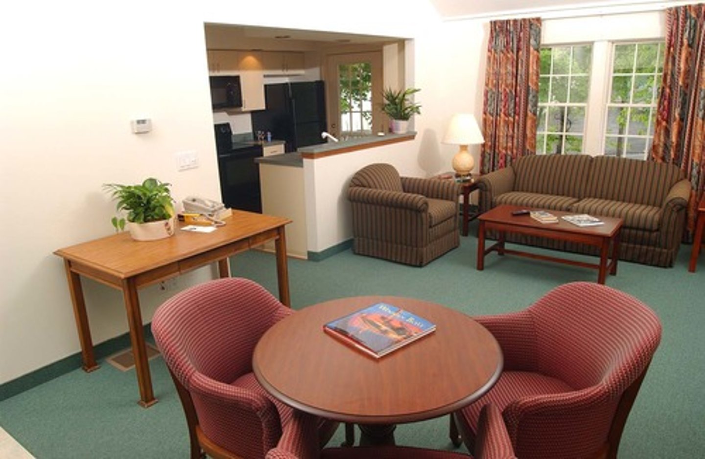 <p>adj.配有家具的</p>