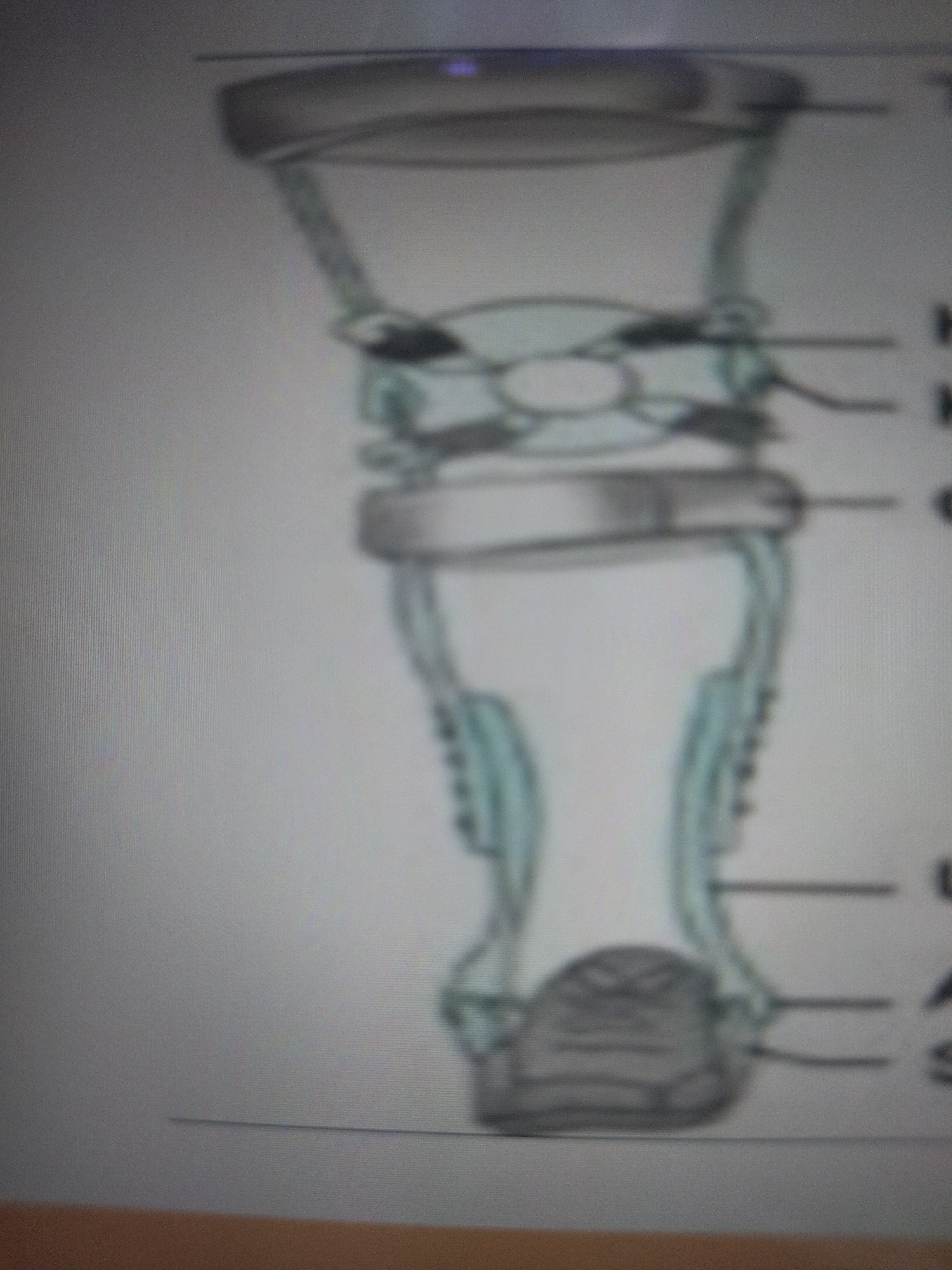 * Wide enough to distribute pressure 
* Partial plastic thigh shell
* Low thigh band for genu recurvatum