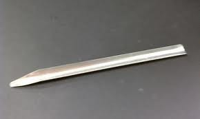 <p><span>Made of metal; used to transfer solid chemicals</span></p>