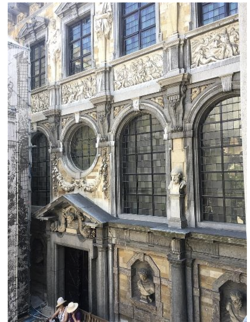 <p><span>Entrée riche en déco, éléments</span></p><p><span>architecturaux sont les uns derrière les</span></p><p><span>autres.</span></p><p><span>- Reste de bossage</span></p><p><span>- Balcons ornementés de reliefs.</span></p><p><span>- 3 registres</span></p><p><span>- Coupole à nervures</span></p>