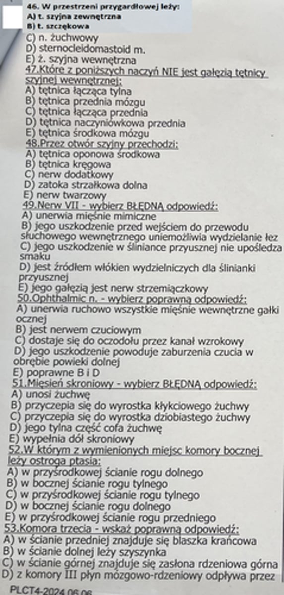 <p>46</p><p>W przestrzeni przygardłowej leżą: tętnica szyjna wewnętrzna, żyła szyjna wewnętrzna, nerwy: językowo-gardłowy (IX), błędny (X), dodatkowy (XI), podjęzykowy (XII), pień współczulny oraz węzły chłonne.</p><p>Przestrzeń przygardłową ograniczają: przyśrodkowo gardło, bocznie torebka ślinianki przyusznej i mięsień skrzydłowy przyśrodkowy, od przodu mięsień skrzydłowy przyśrodkowy, od tyłu blaszka przedkręgowa powięzi szyi, a od góry podstawa czaszki.</p>