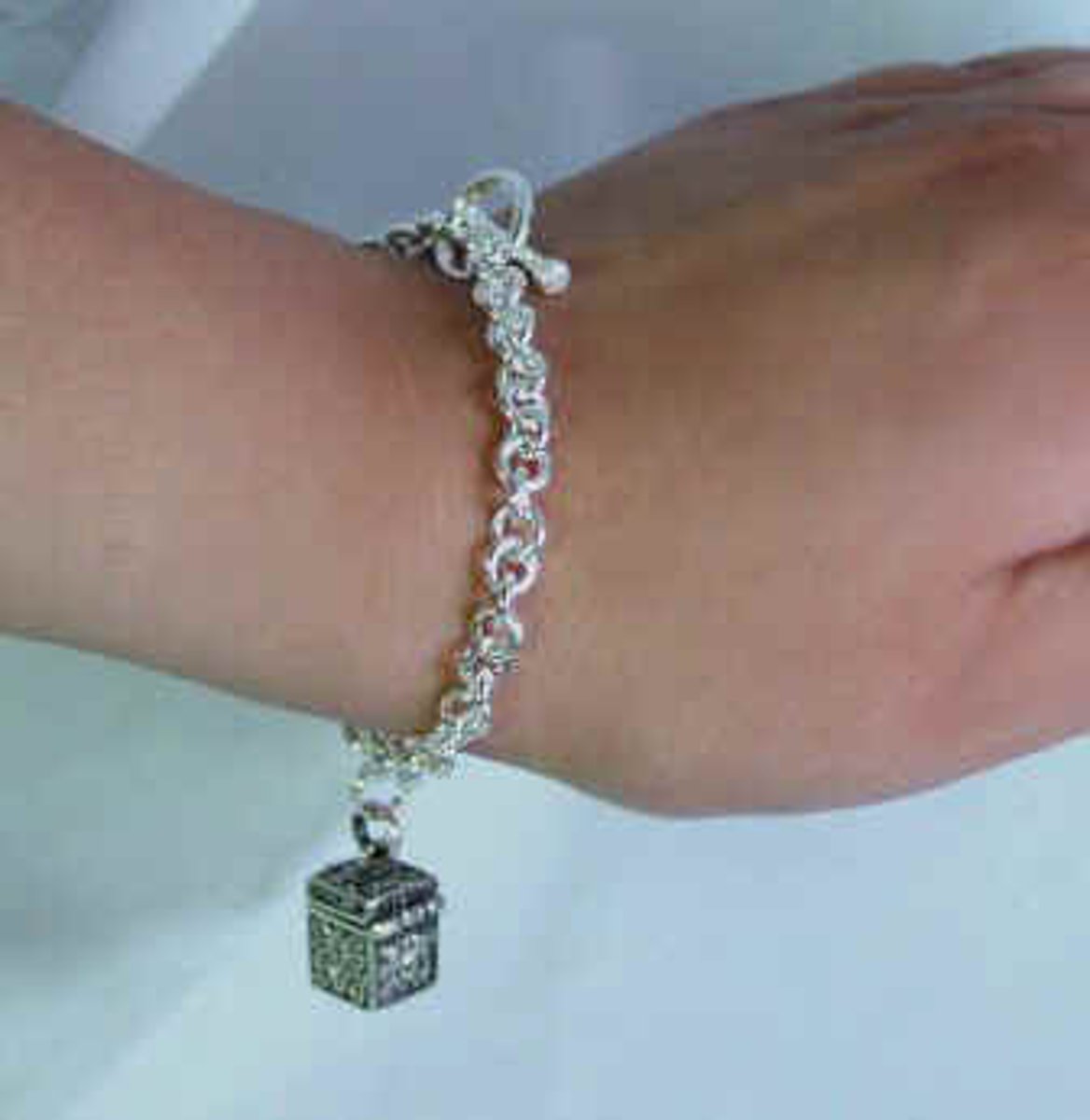 <p>a piece of jewelry worn around the wrist</p>