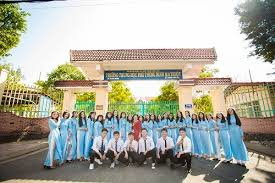 <p>/ˌkɒmprɪˈhensɪv skuːl/</p><p><span style="color: red;">trường phổ thông hỗn hợp</span></p><p>ex: At a macro level, the system requires <strong>comprehensive schools</strong> for the majority of students, alongside selective ones.</p><p>—> Ở cấp độ vĩ mô, hệ thống yêu cầu các <strong>trường phổ thông hỗn hợp</strong> cho đa số học sinh, bên cạnh các trường chuyên.</p><p></p>