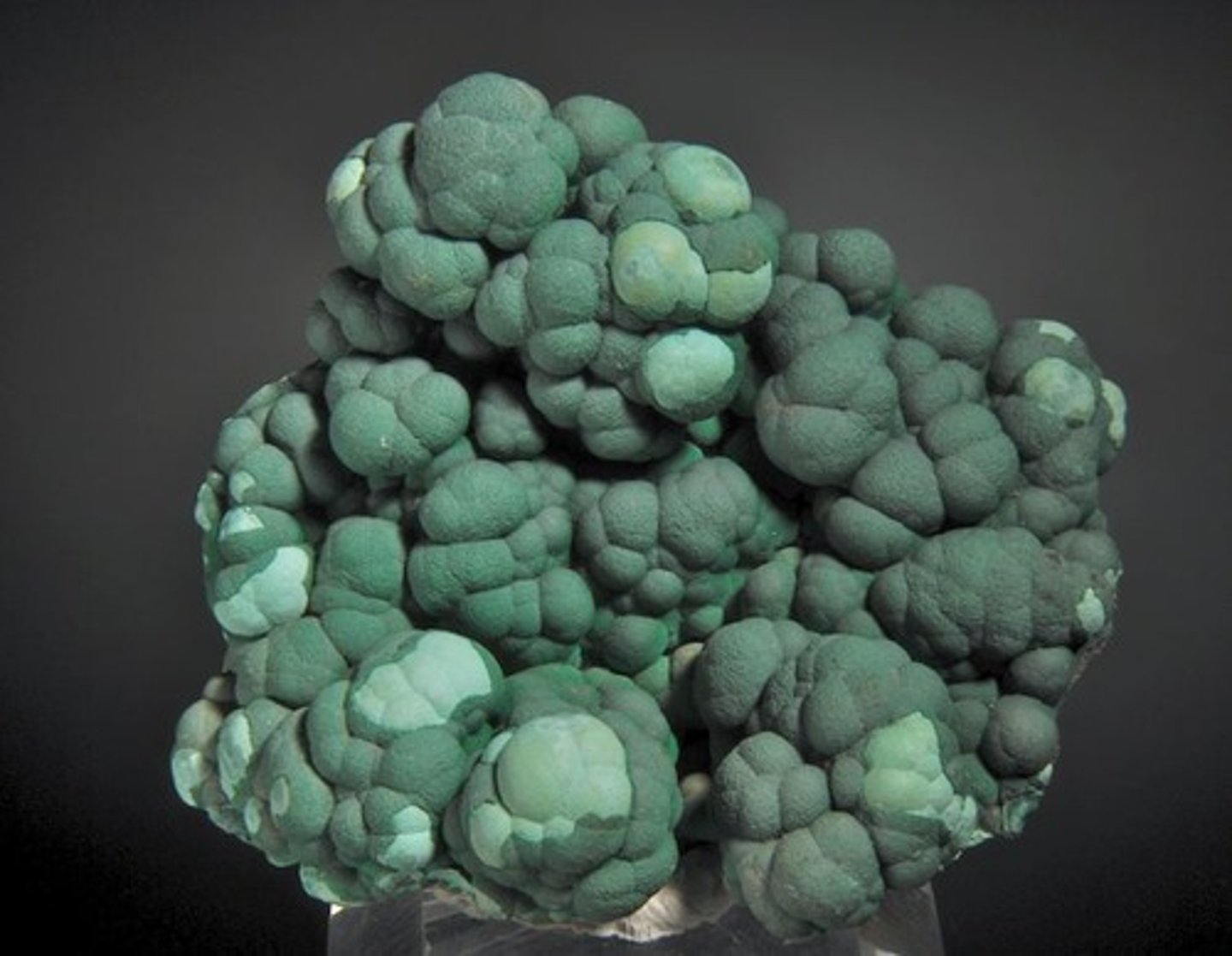 <p>completely rounded or spherical crystals (malachite)</p>