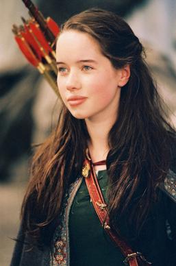 <p>Susan Pevensie es la única hermana de los Pevensie y un personaje clave en Las crónicas de Narnia. Es inteligente y cuidadosa, y se convierte en una guerrera valiente que lucha junto a sus hermanos contra la Bruja Blanca, simbolizando la lealtad y el sacrificio en la lucha por la justicia. </p>
