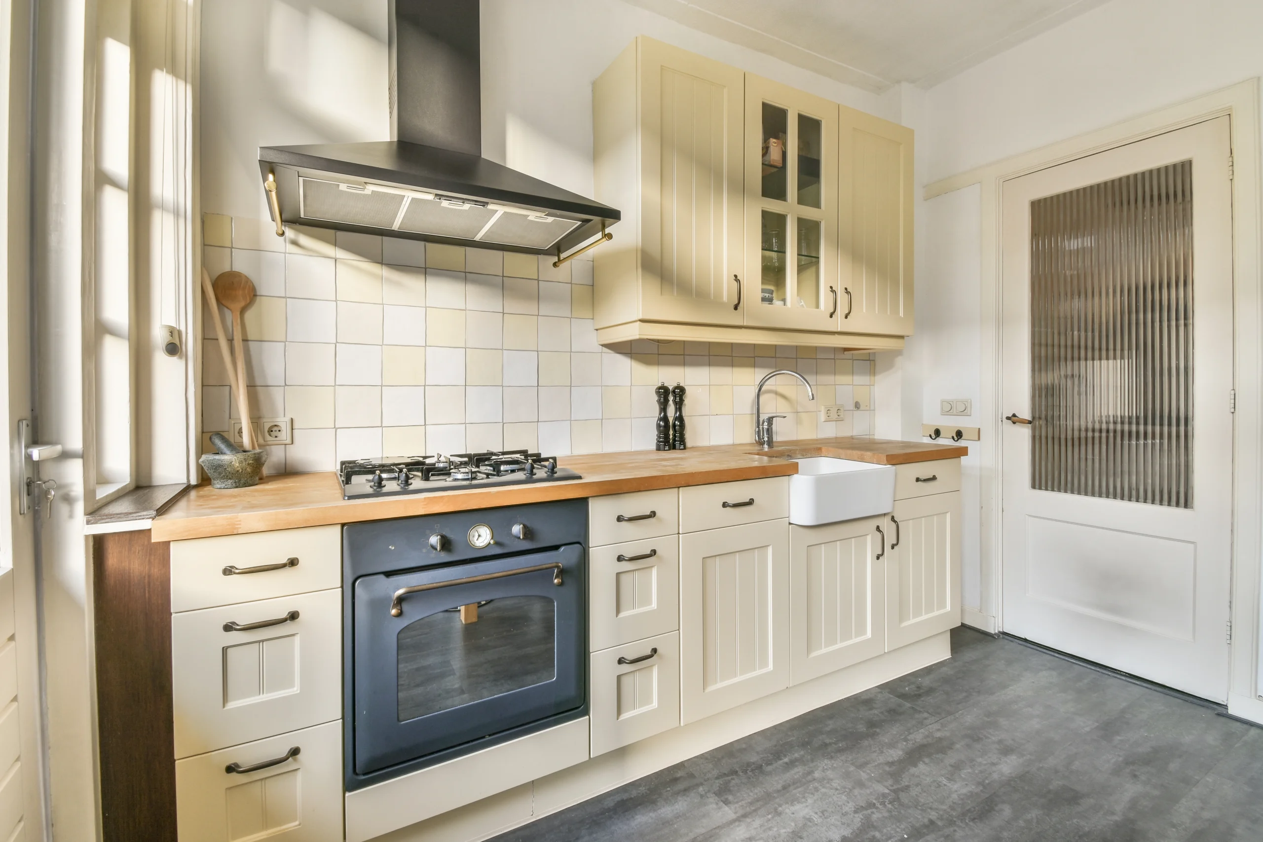 <p>fitted kitchen</p>