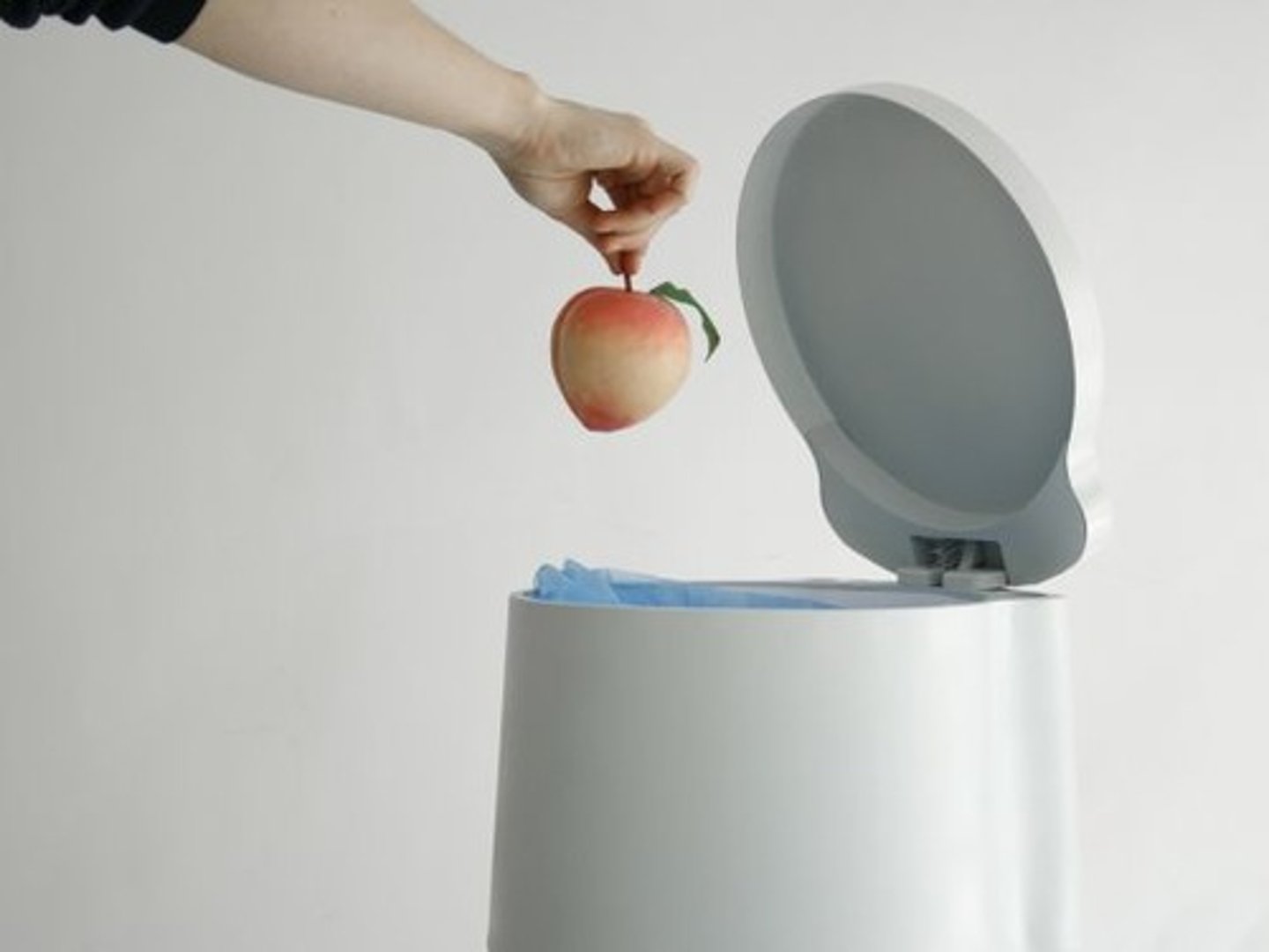 <p>to throw something away or get rid of it because you no longer want or need it</p>