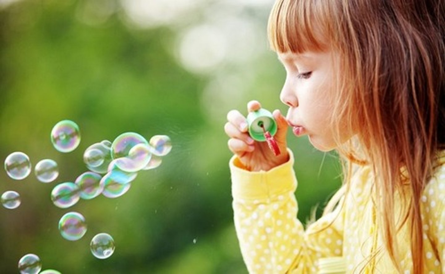 <p>to lather, to make foam/bubbles</p>