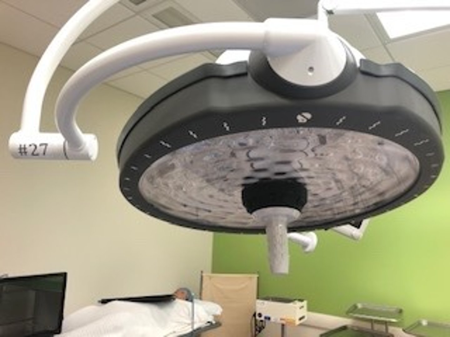 <p>Đèn mổ - chiếu sáng vùng phẫu thuật. (The surgical light helps doctors see clearly - Đèn mổ giúp bác sĩ nhìn rõ hơn.)</p>