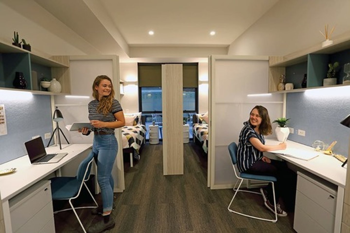 <p>n. flatshare, shared living, communal apartment, co-living space &gt;&lt; private apartment, single occupancy Căn hộ chung She lives in a shared apartment with two other students. /ʃɛərd əˈpɑːrtmənt/</p>