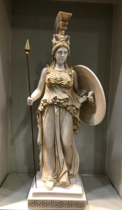 <p>Die Göttin der Weisheit ist die Libliengstochter des Zeus und beschütz die Stadt Athen mit Waffen </p>