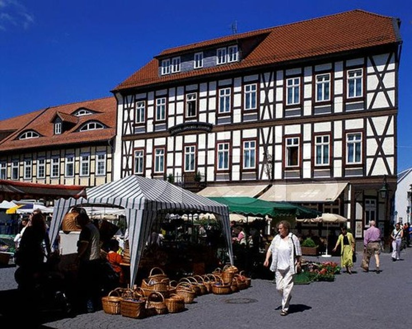 <p>hier kann man etwas zu essen kaufen, das Rathaus oder eine Kirche sehen, einkaufen gehen, oder in ein Café gehen</p>