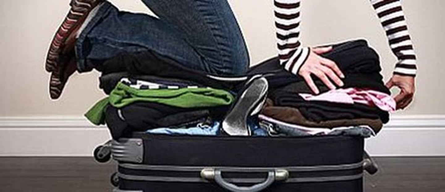 <p>to pack (one's suitcases)</p>