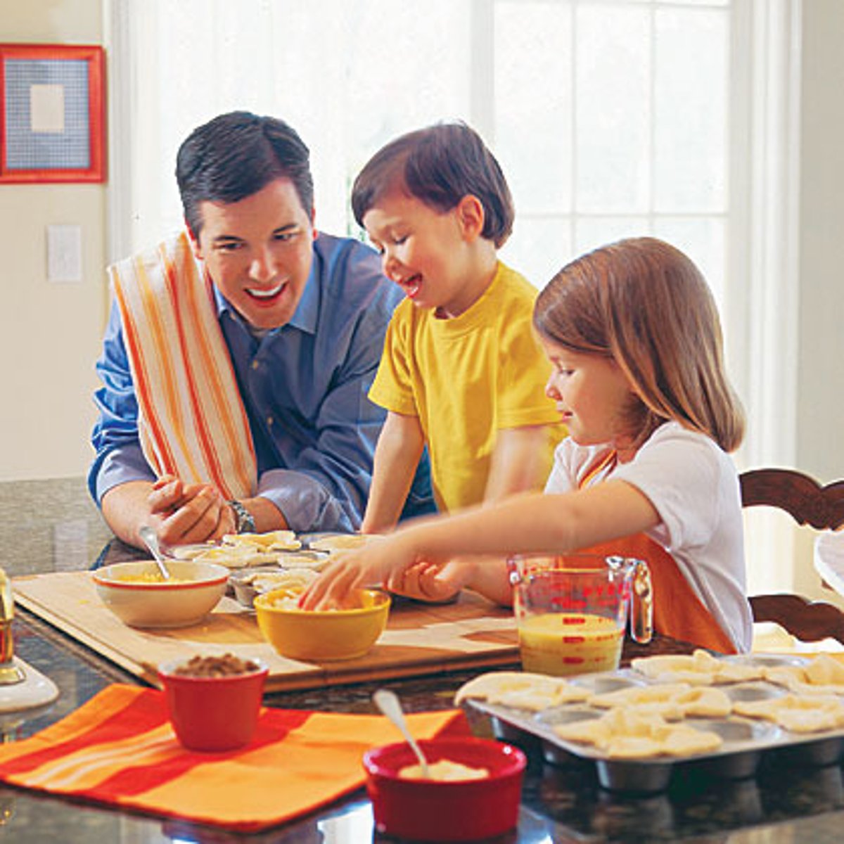 <p>проводити час із кимось</p>