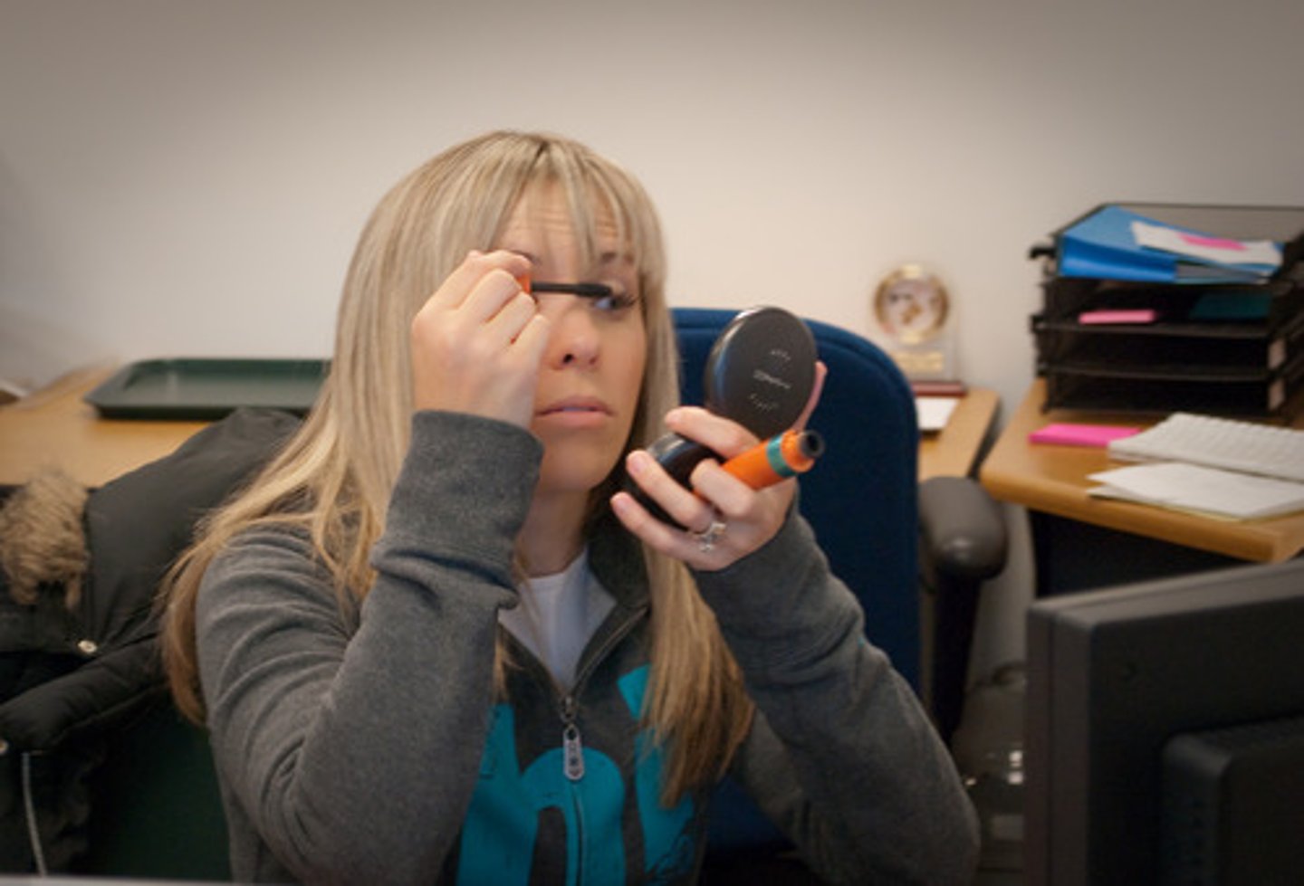 <p>to put on makeup</p>