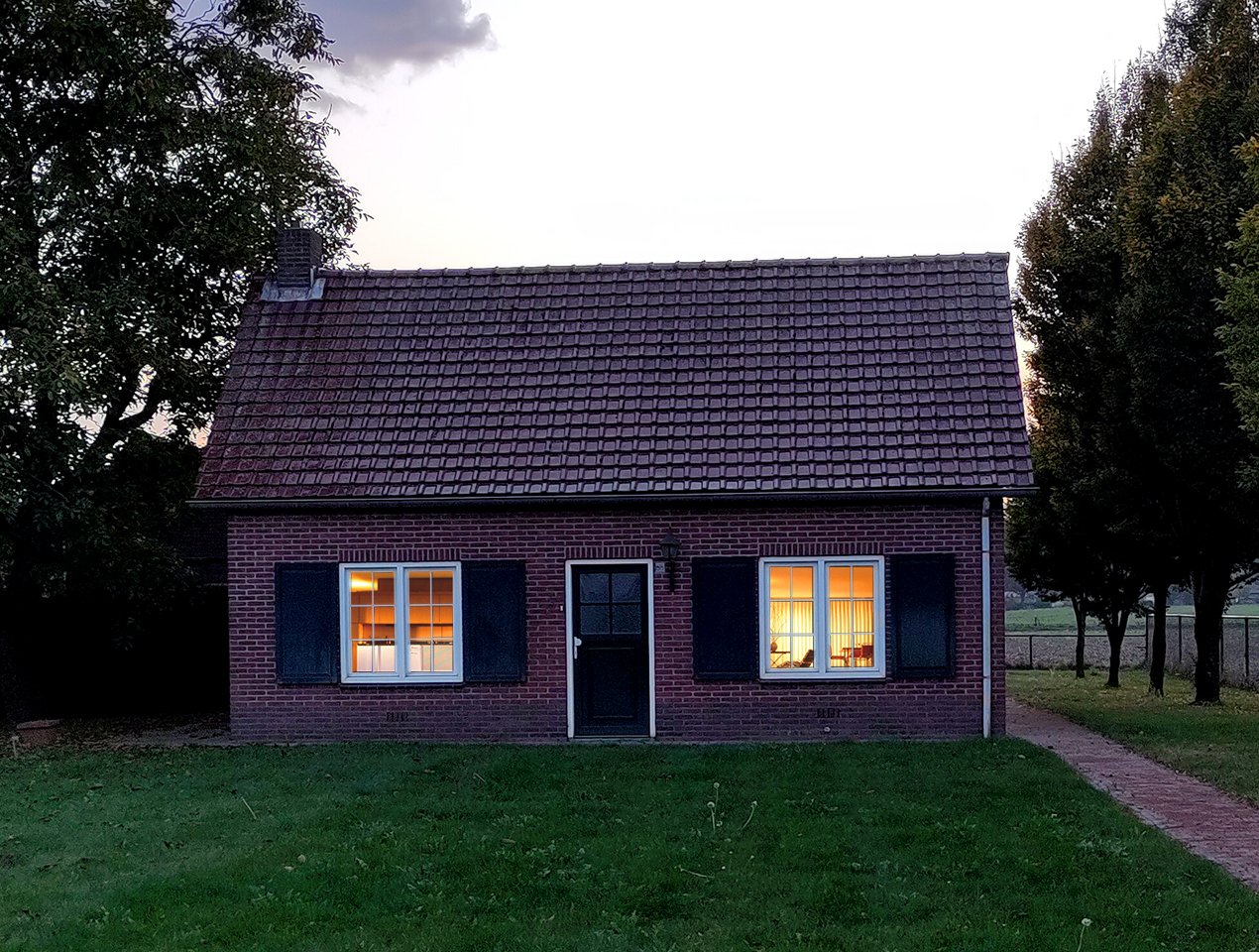 <p>It is <strong>light</strong> in the house.</p>