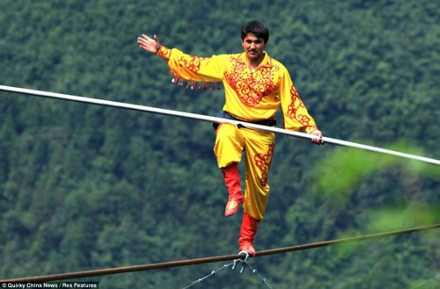 <p>lâm vào tình thế chênh vênh (not much freedom + have to be careful)</p>
