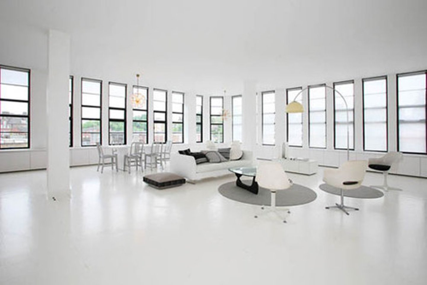 <p>adj.(空間)寬敞的</p>