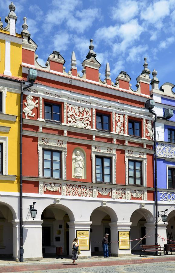 <p>Wyjątkowe budynki, które charakteryzują się wysuniętym piętrem wspartym na drewnianych słupach (filarach) i tworzącym podcień - rodzaj ganku.</p>