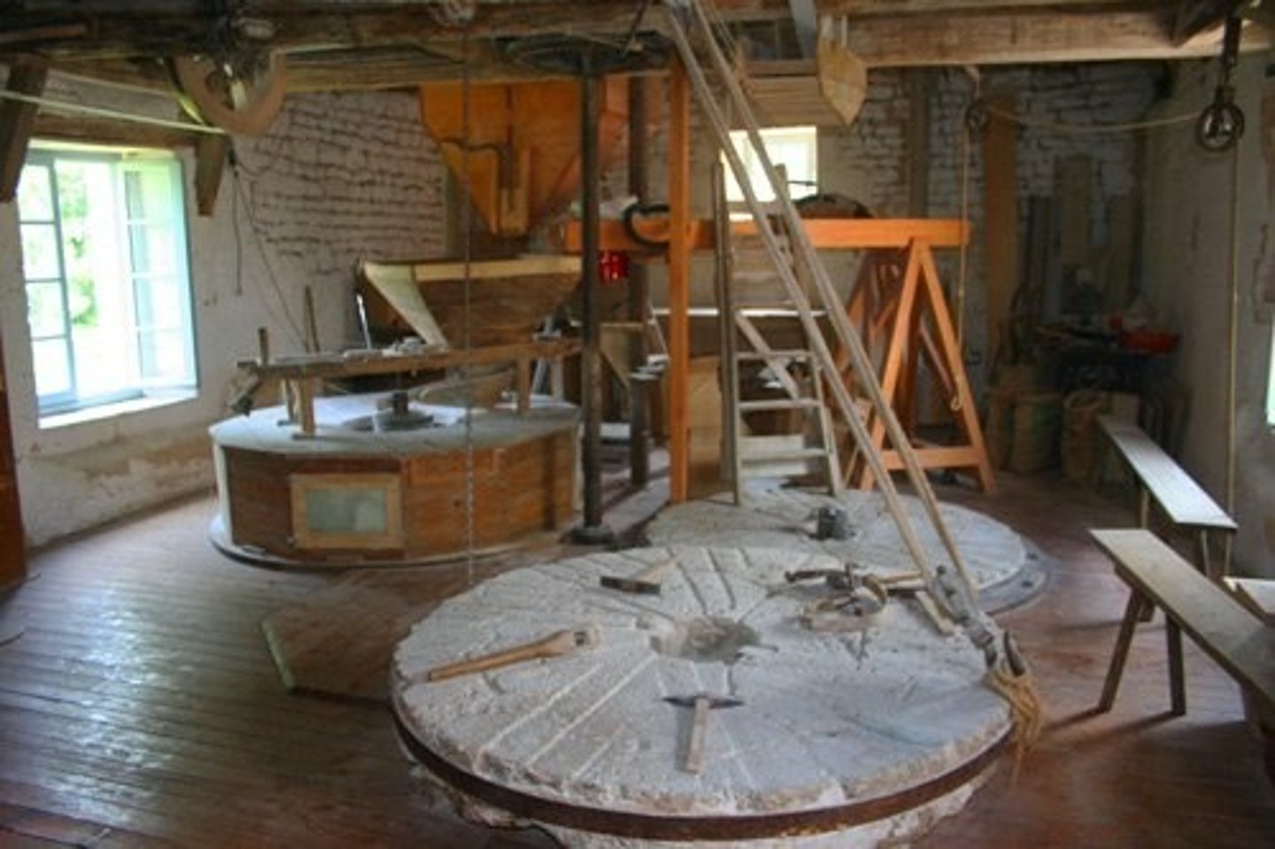 <p>Flower mill</p><p>industrie de la frabircation des farines</p><p>Usine où l'on fabrique de la farine</p>