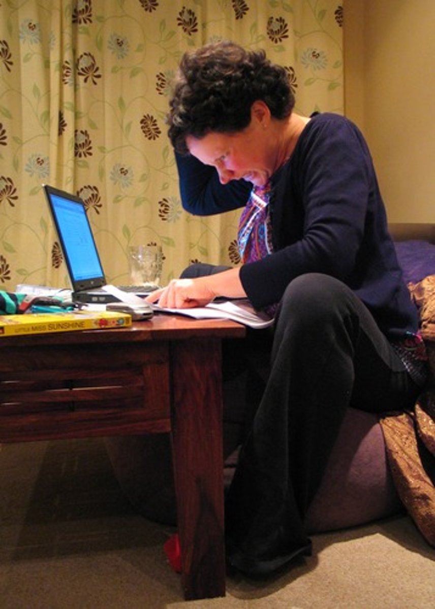 <p>mang về nhà</p><p>She ........s .......... about £500 a month.</p>