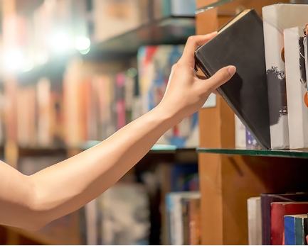 <p>Some people <strong>take</strong> books from libraries.</p><p><span>|teɪk| (|tʊk|, |ˈteɪkən|)</span></p><p>Брать, взять</p>