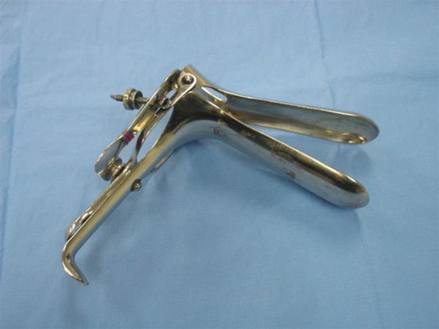 <p>instrument for opening body cavity to allow visual inspection</p>