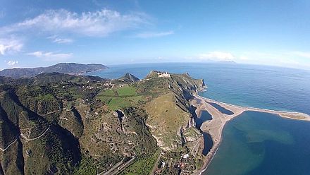 <p><span> Formación por una masa de tierra que se proyecta hacia el interior del mar</span></p>