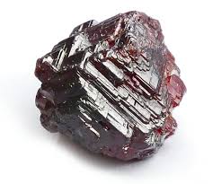 <p>Grupo de minerales que a menudo forman cristales isométricos bien desarrollados (dodecaedros, trapezoedros - con múltiples caras redondeadas). Duros (dureza 6.5-7.5). Brillo vítreo a resinoso. Sin exfoliación. El color más común es rojo oscuro, pero varía ampliamente.</p>