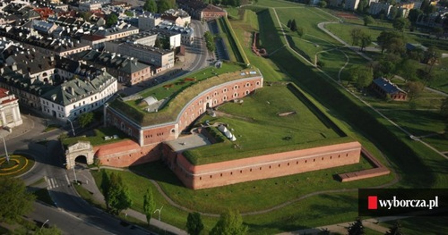 <p>główny element umocnień obronnych bastionowego narysu w postaci wysuniętych narożników, w kształcie pięcioboku o otwartej podstawie</p>