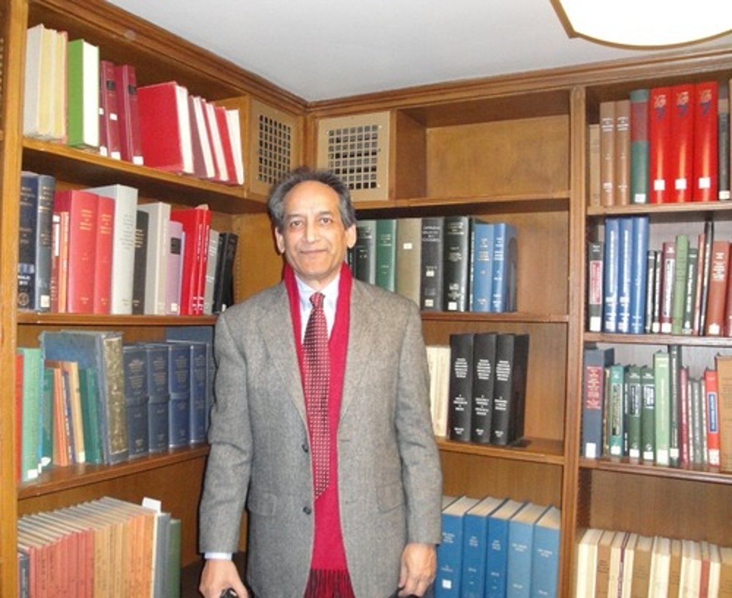 <p>person who has a lot of knowledge about a particular subject (học giả). Example: She is a renowned scholar in the field of history.</p>