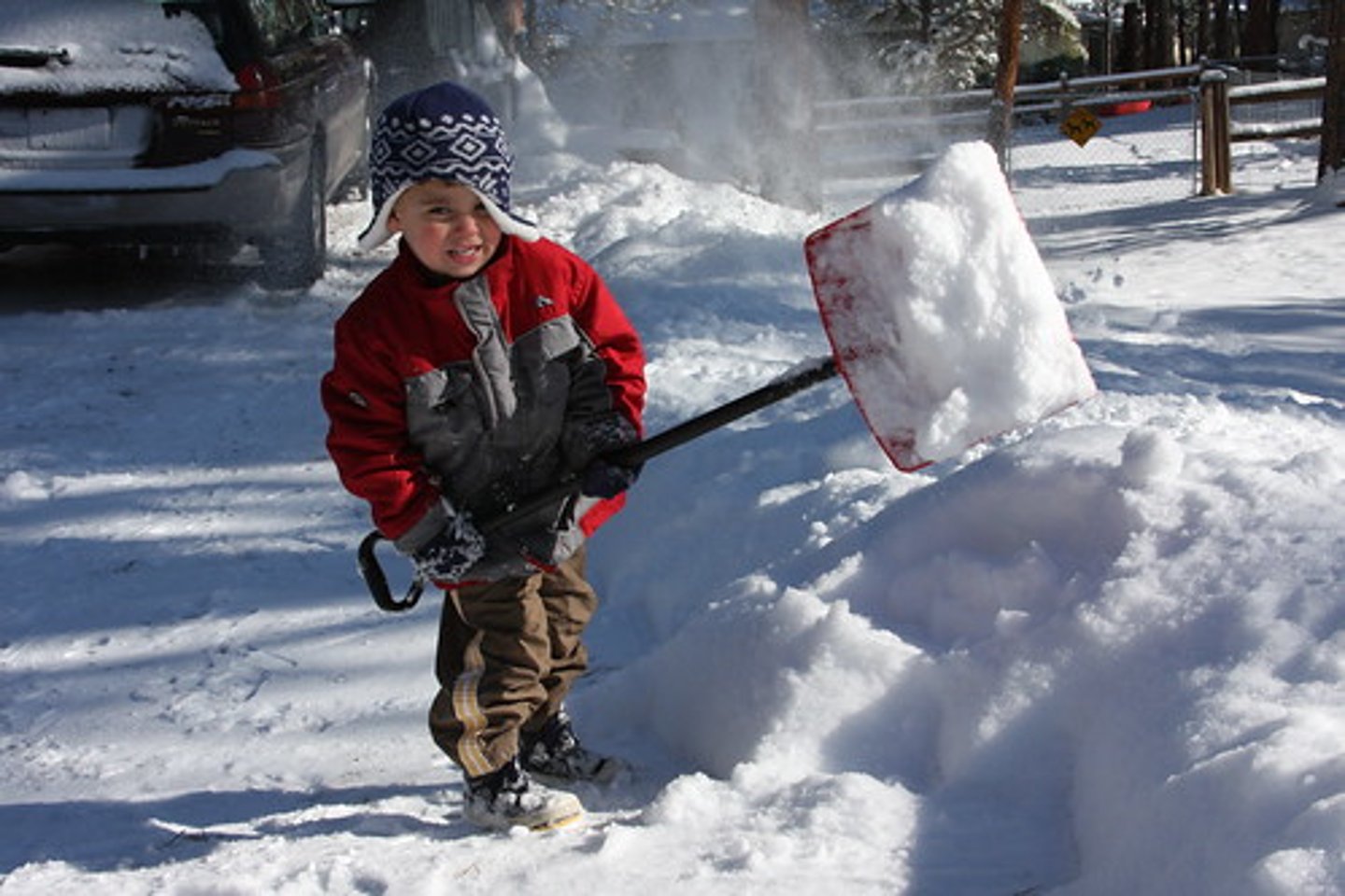 <p>to shovel</p>