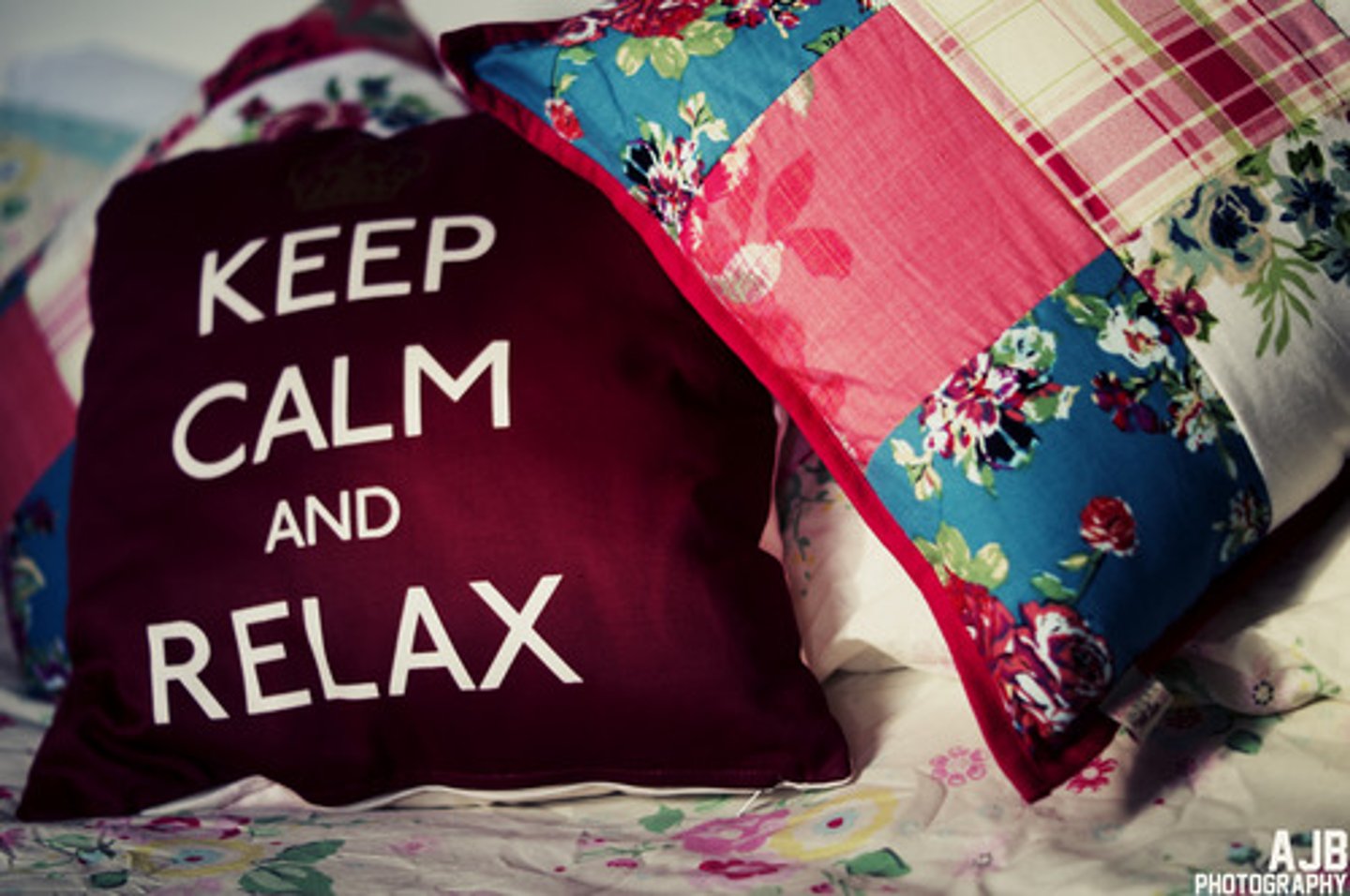 <p>fàng xīn to set one's mind at rest; to be at ease; to rest</p>