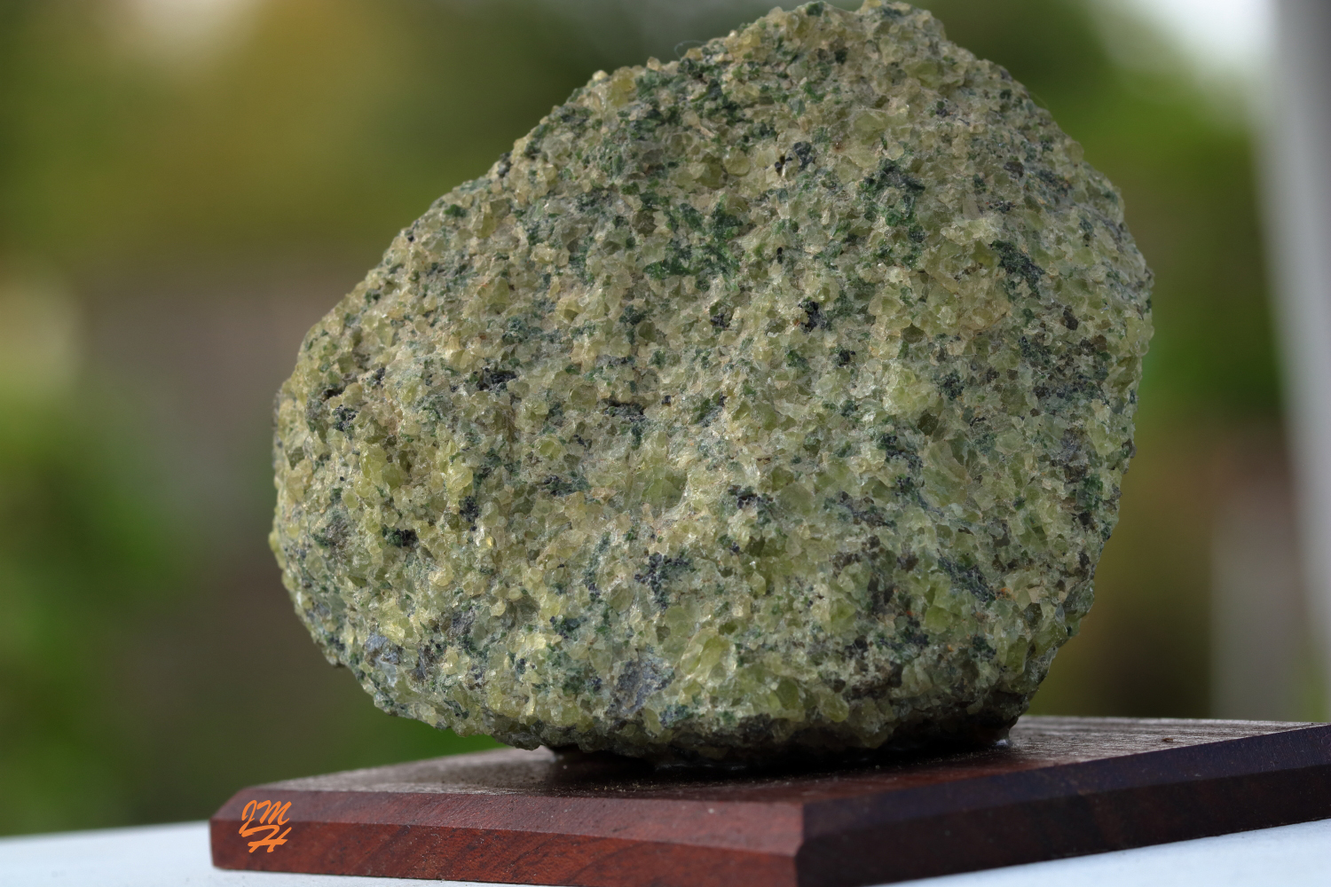 <p>What is the texture of peridotite and how type of cooling happens?</p>
